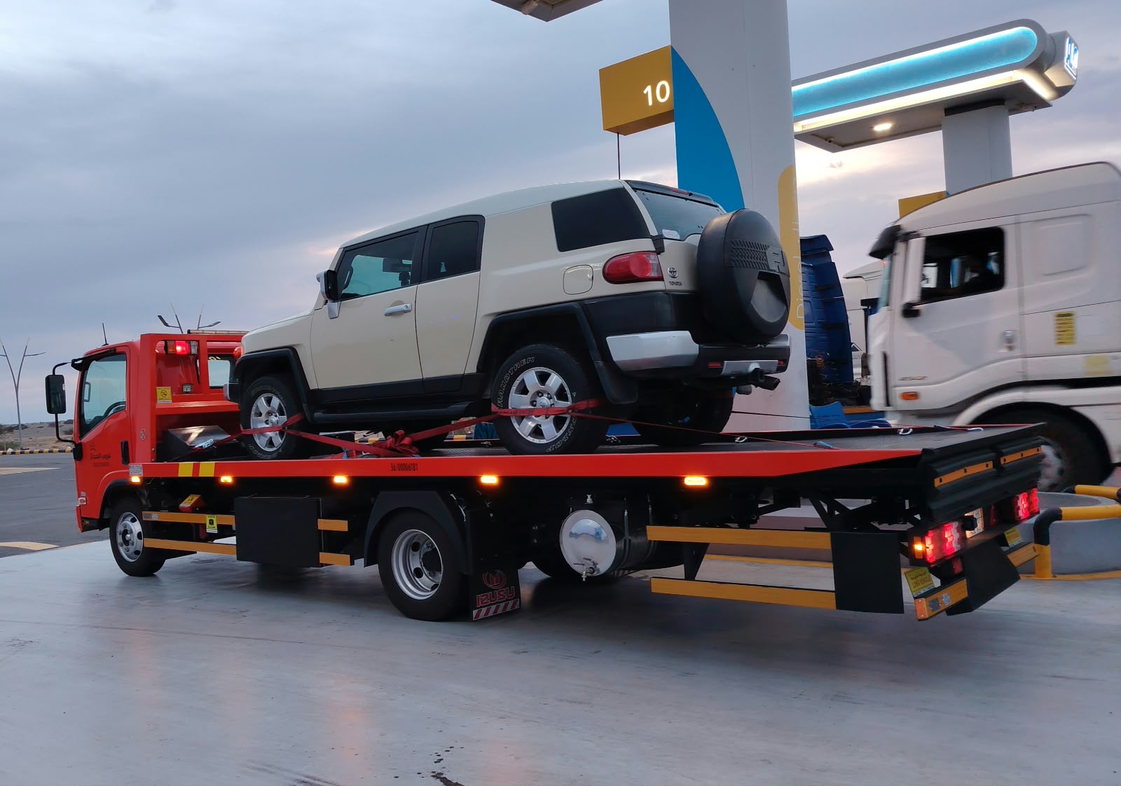 Toyota FJ Cruiser — flatbed towing